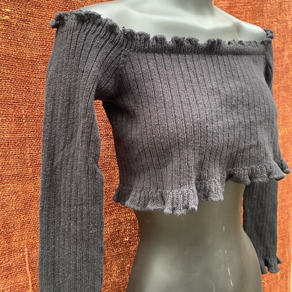 Black off the shoulder long sleeve cropped top.